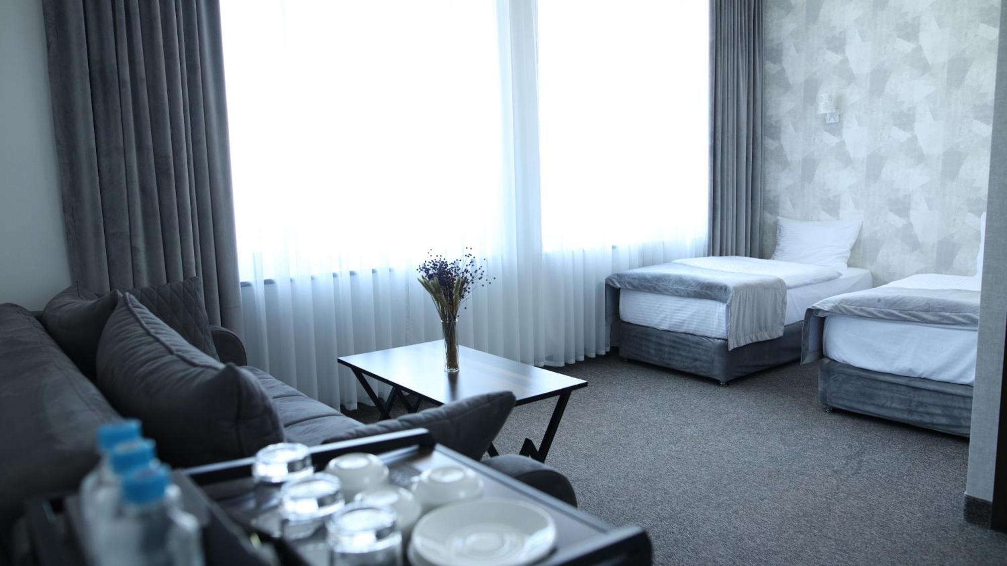 Bmg Hotel By Grigoryans Group 戈里斯 外观 照片
