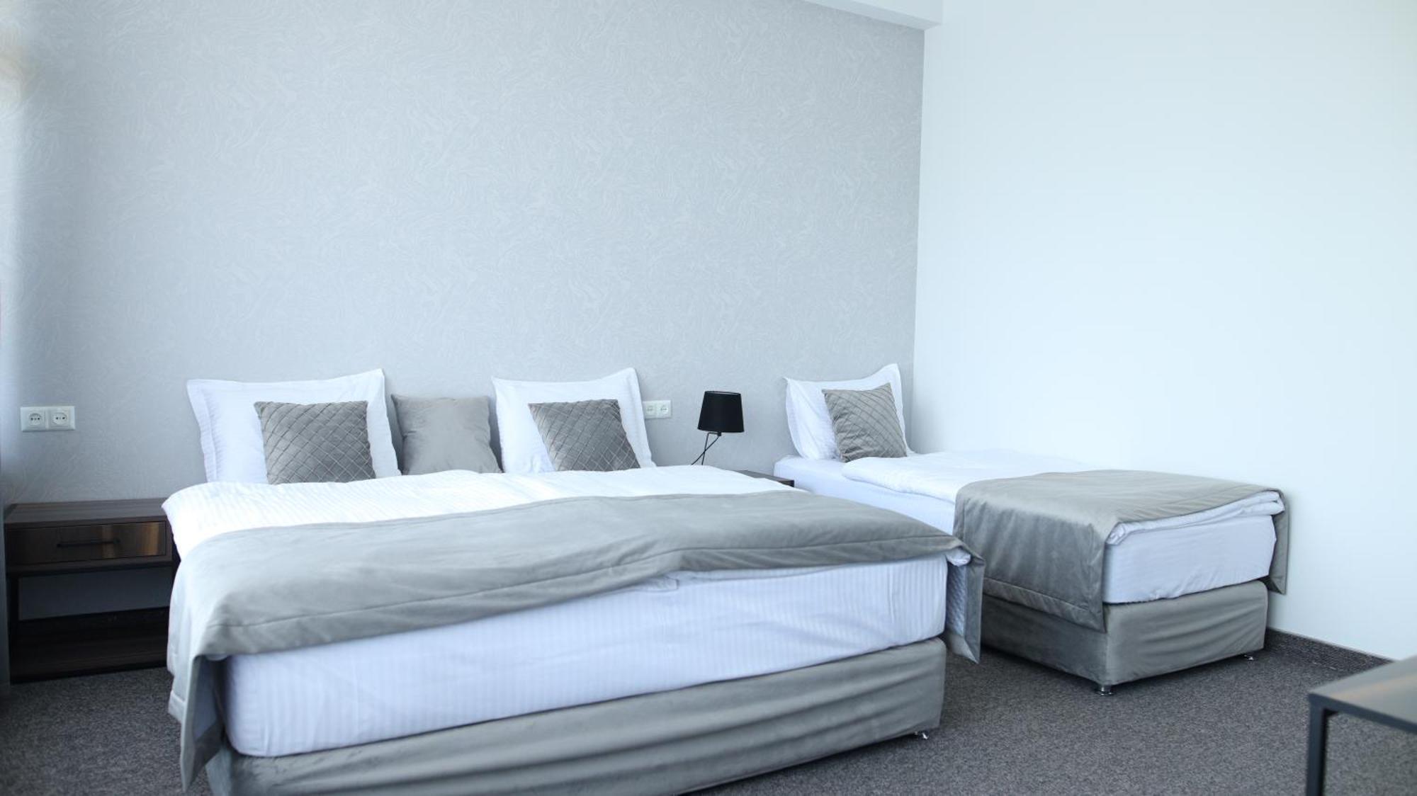 Bmg Hotel By Grigoryans Group 戈里斯 外观 照片