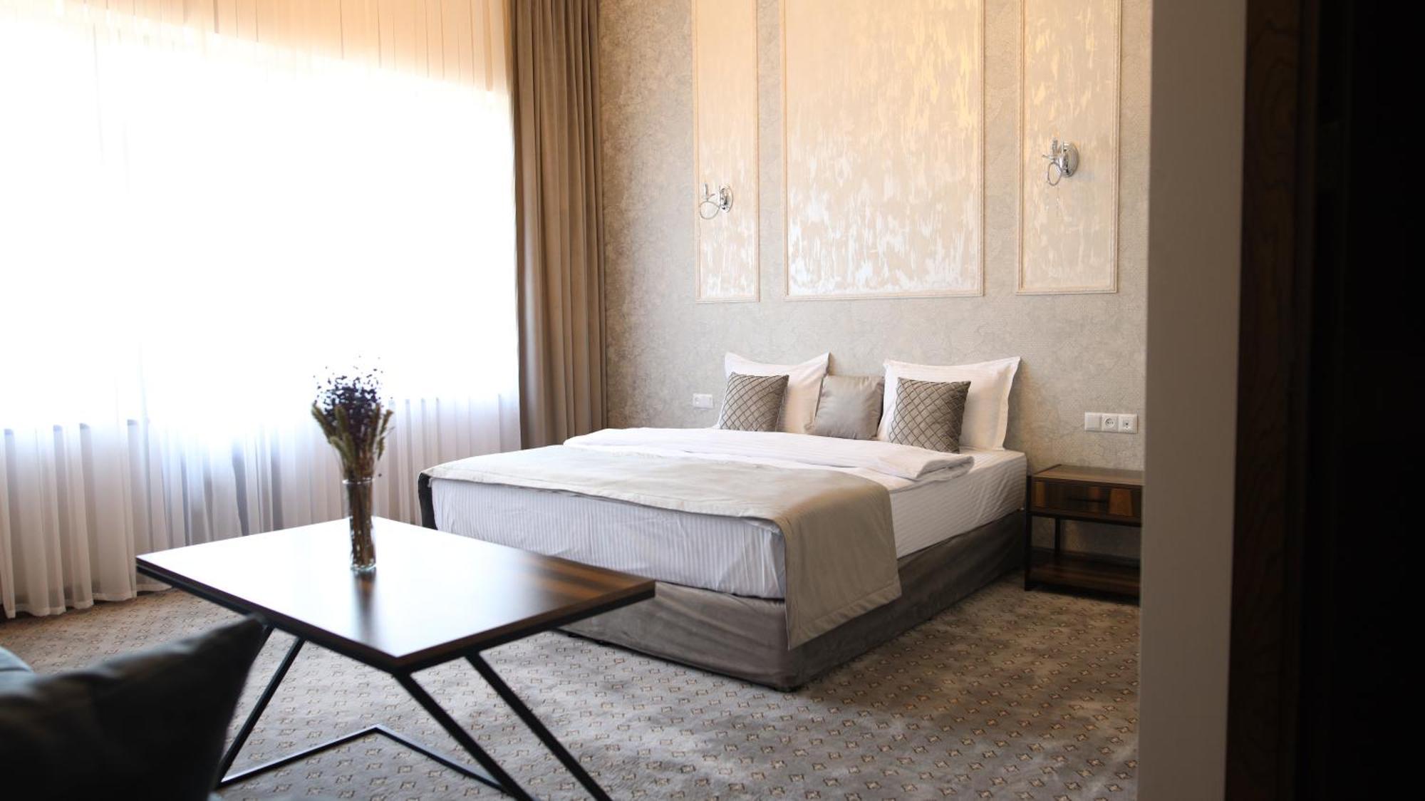 Bmg Hotel By Grigoryans Group 戈里斯 外观 照片