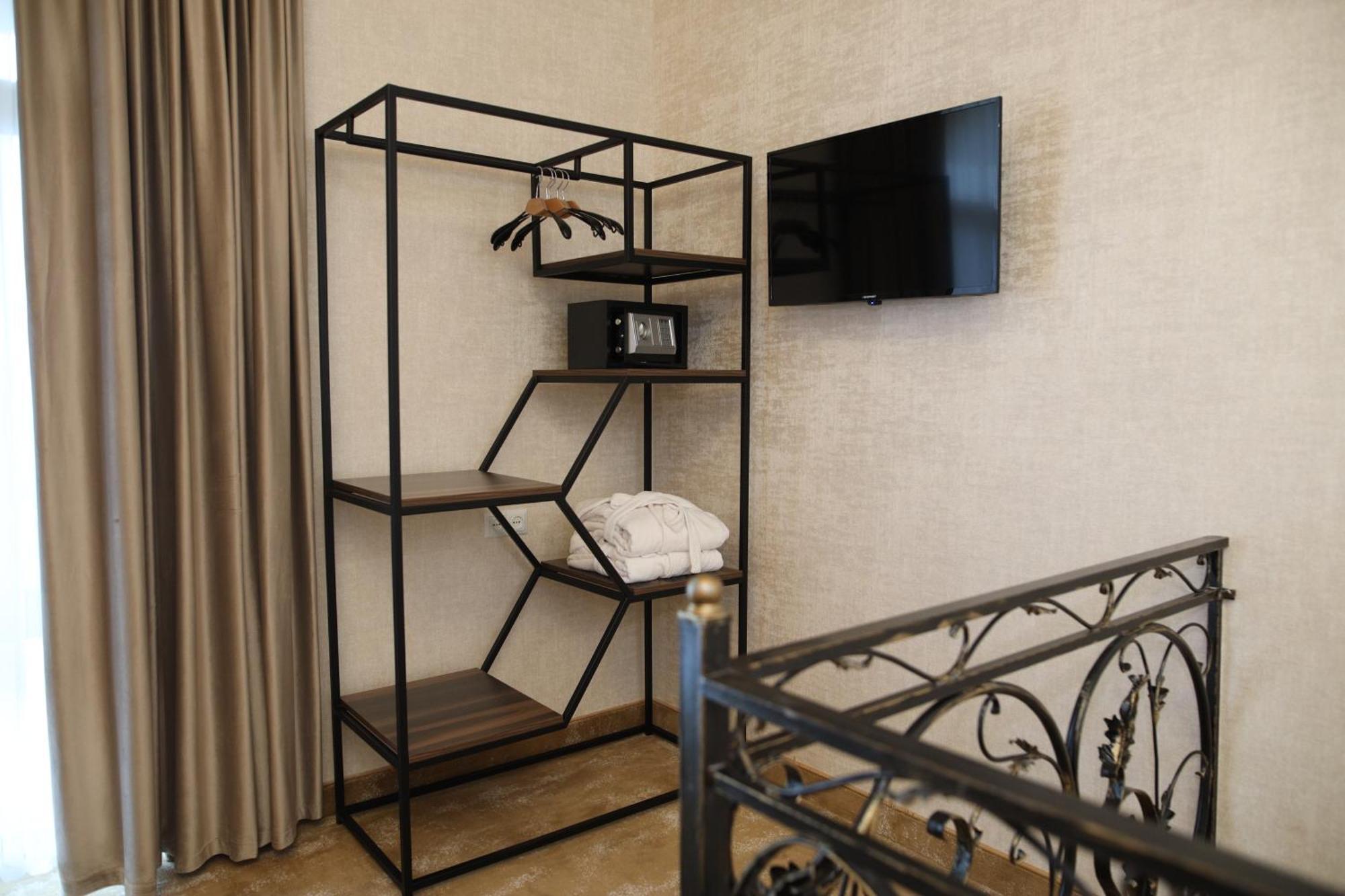 Bmg Hotel By Grigoryans Group 戈里斯 外观 照片
