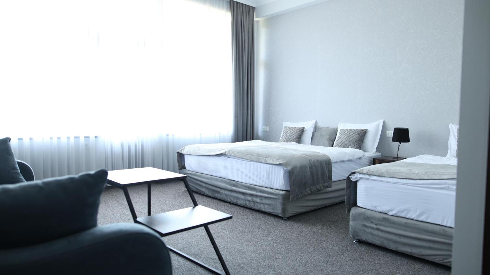 Bmg Hotel By Grigoryans Group 戈里斯 外观 照片